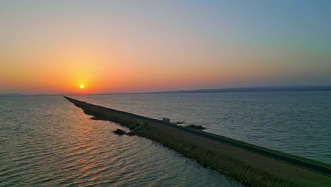 Luftaufnahme-Von-Sonnenuntergang-Und-Klarem-Himmel-Mit-Ruhigem-Wasser-Auf-Der-Straße-Zum-Himmel,-Kutch,-Gujarat,-Indien,-4k