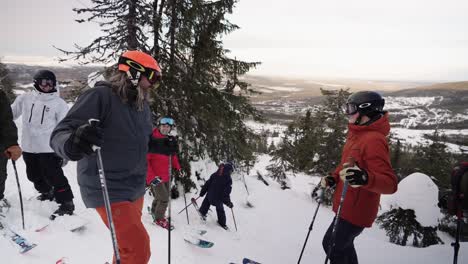 Skiers-planning-their-route-in-the-forest-in-the-Swedish-mountains