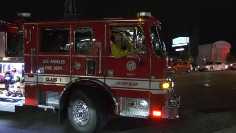 Camión-De-Bomberos-Despejando-La-Escena-De-Emergencia