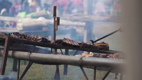 Hombre-Cocinando-En-Parrilla-Argentina-En-Un-Popular-Servicio-De-Comidas-Masivas