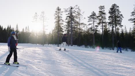 Kinder-In-Der-Skischule-Fahren-Abfahrt-Auf-Der-Piste