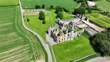 Ubicaciones-épicas-De-Irlanda.-Drone-Volando-En-Círculos-Cerca-Del-Castillo-De-Ducketts,-Carlow,-Irlanda.-Ruinas-De-Una-Gran-Casa-Quemada-En-Los-Años-30.