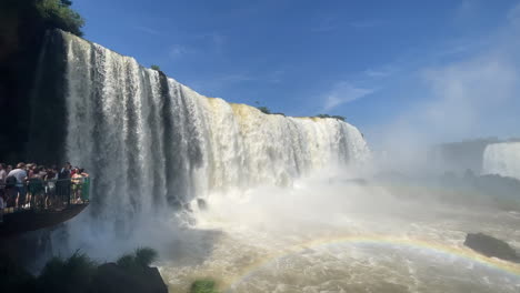 Touristen-Besuchen-Den-Wasserfall-Garganta-Del-Diablo-Mit-Regenbogen-In-Den-Iguazú-Wasserfällen