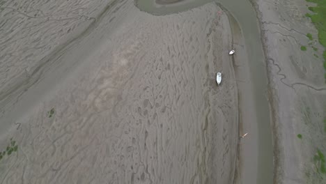 Allein-Fliegen-Die-Küste-Von-Wirral-An-Einem-Strand-Bei-Ebbe