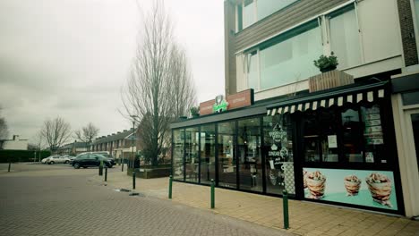 Vista-De-Un-Snack-Bar-Durante-El-Invierno-En-La-Aldea-De-Cranendonck-Maarheeze,-Brabante-Septentrional