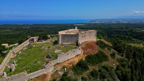 Vista-Aérea-Panorámica-Del-Antiguo-Museo-Del-Castillo-De-Chlemoutsi-En-Elis,-Grecia,-En-Un-Día-Soleado