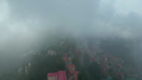 Vista-Aérea-De-La-Estación-De-Montaña-De-Shimla,-Calle-Comercial