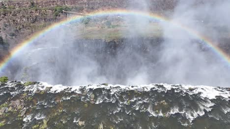 Arcoíris-Colorido-En-Las-Cataratas-Victoria-En-Matabeleland,-Al-Norte-De-Zimbabwe