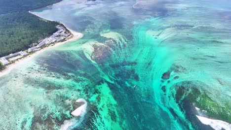 Cascada-Submarina-En-La-Playa-De-Le-Morne-En-La-Isla-Mauricio-Mauricio