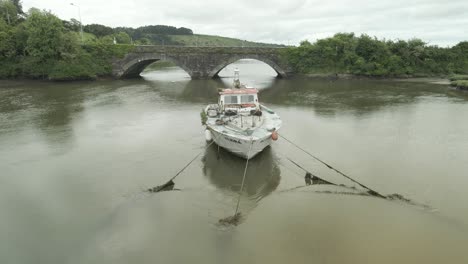 Verlassenes-Schiff-Vor-Anker-über-Dem-Fluss-Tohrig-In-Youghal,-County-Cork,-Irland