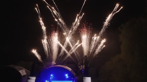 Espectáculo-Final-De-Un-Gran-Festival-De-Música,-El-Festival-De-Skanderborg,-Con-Fuegos-Artificiales-Vistos-Desde-La-Multitud