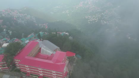 Vista-Aérea-De-La-Estación-De-Montaña-De-Shimla,-Calle-Comercial