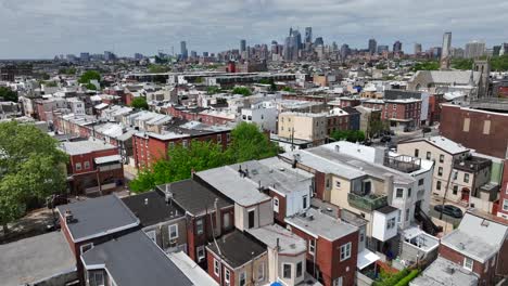 Casas-Adosadas-En-Filadelfia-Con-Vista-Al-Horizonte-De-La-Ciudad