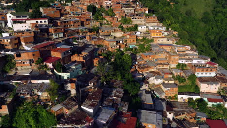 Casas-En-Laderas-De-Petare,-Favela-Cercana-A-La-Ciudad-De-Caracas,-Venezuela