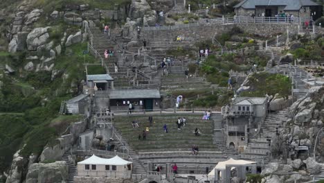 Toma-Aérea-De-Turistas-Explorando-El-Increíble-Teatro-Minack-En-Cornwall