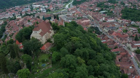 Eine-Historische-Europäische-Stadt-Mit-Einer-Großen-Kirche-Und-üppigem-Grün,-Luftaufnahme