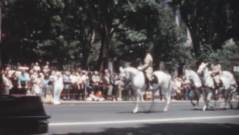 Soldados-Caídos-Transportados-En-Carruajes-En-El-Cementerio-Nacional-De-Arlington