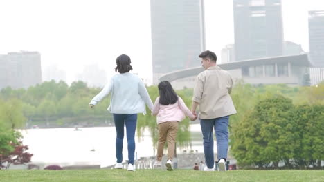 Happy-family-in-the-outdoor-outing-having-a-picnic-in-the-park,-concept-of-destination,-family-travel-and-summer-vacation-or-holidays