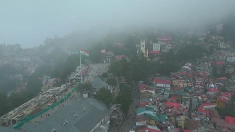 Vista-Aérea-De-La-Estación-De-Montaña-De-Shimla,-Calle-Comercial