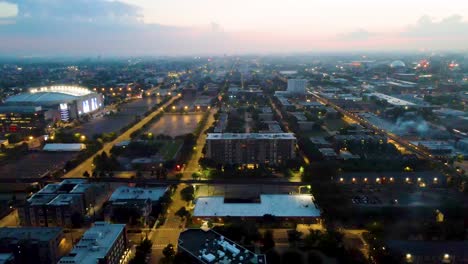 Luftaufnahme-Einer-Lebendigen-Stadtlandschaft-Von-Chicago-Bei-Sonnenuntergang-Am-United-Center