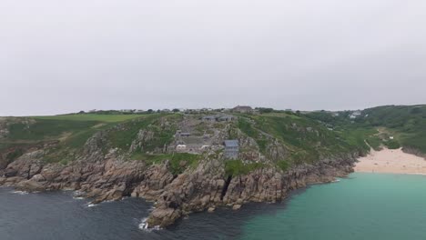 Luftaufnahme-Mit-Dolly-Beim-Bau-Des-Weltberühmten-Minack-Theatre-In-Porthcurno