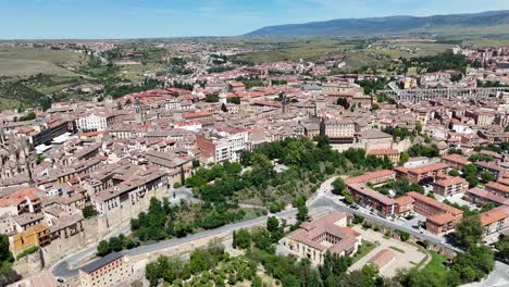 Altstadt-Von-Segovia,-Spanien,-Drohne,-Luftaufnahme,-Drehschwenk