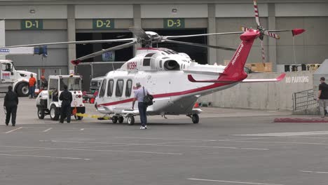 Hubschrauber-Wird-In-Den-Hangar-Gebracht