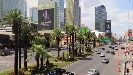 Leichter-Verkehr-Mit-Autos,-Die-An-Einem-Sonnigen-Morgen-Auf-Dem-Las-Vegas-Boulevard-Mit-Baukegeln-Am-Straßenrand-Fahren