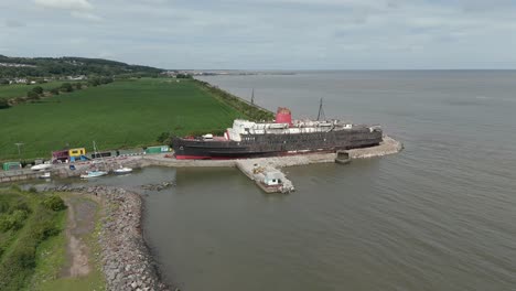 Eine-Luftaufnahme-Des-Schiffs-Des-Herzogs-Von-Lancaster-Am-Kai-Von-Llannerch-y-Mor-In-Nordwales-An-Einem-Bewölkten-Tag