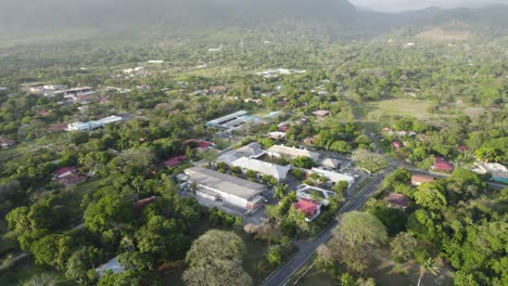 Vista-Aérea-Del-Valle-De-Antón-En-Panamá-Que-Muestra-Edificios-Rodeados-De-Exuberantes-Paisajes-Verdes-Y-Montañas-En-El-Fondo.