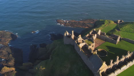 Flug-über-Dunnottar-Castle:-Einzigartige-Perspektiven-An-Einem-Sonnigen-Tag-In-Stonehaven,-Schottland