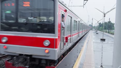 Train-is-leaving-Sudimara-Train-station,-Tangerang-Selatan