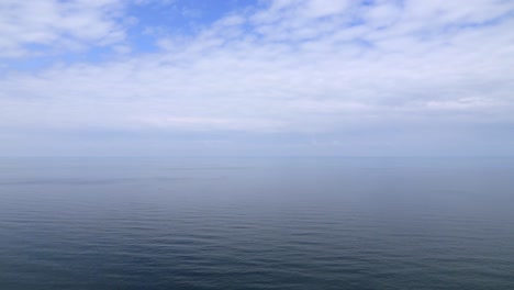 Blick-Auf-Die-Meeresoberfläche,-Die-Mit-Dem-Himmel-Und-Den-Wolken-Am-Horizont-Verschmilzt-Und-Das-Konzept-Grenzenloser-Natur-Und-Heiterer-Schönheit-Einfängt