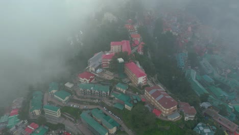 Vista-Aérea-De-La-Estación-De-Montaña-De-Shimla,-Calle-Comercial