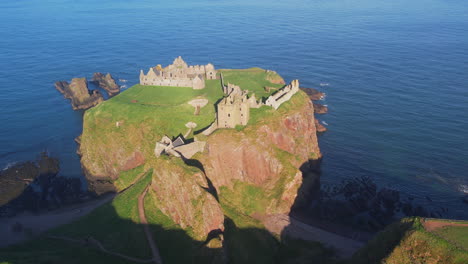 Wonders-of-Scotland:-Dunnottar-Castle-Seen-from-Above-on-a-Sunny-Day-in-Stonehaven