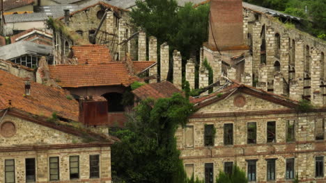 Fábrica-De-Cerámica-Abandonada-Y-Cubierta-De-Vegetación,-Con-Edificios-En-Ruinas-Y-Vegetación-En-Italia