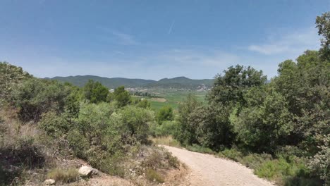 Vista-Con-Plano-General,-Pueblo-Con-Encanto,-Historia,-Iglesia-Medieval,-Vistas-Del-Pueblo,-Viñedos,-Iglesia,-Medieval