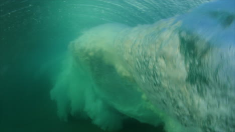 Shore-break-Barrel-breaking-on-very-shallow-sand