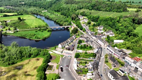 Lugares-épicos-De-Irlanda,-Ciudad-De-Waterford,-Vuelo-Con-Dron-De-Cappoquin-En-Una-Mañana-De-Verano