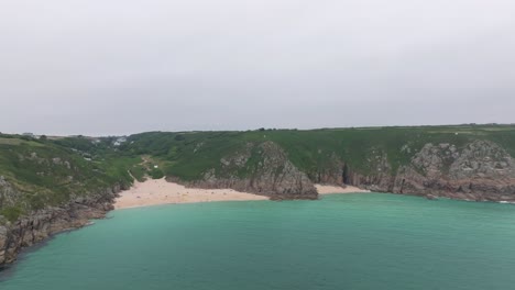 Toma-Panorámica-Que-Revela-El-Teatro-Minack-Y-La-Bahía-Que-Rodea-Porthcurno