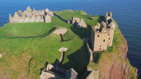 Dunnottar-Castle-Wie-Nie-Zuvor-Gesehen:-Luftaufnahmen-Von-Drohnen-An-Einem-Sonnigen-Tag-In-Stonehaven