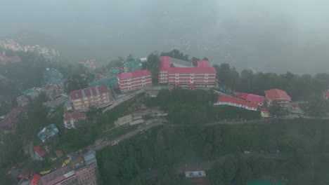 Vista-Aérea-De-La-Estación-De-Montaña-De-Shimla,-Calle-Comercial