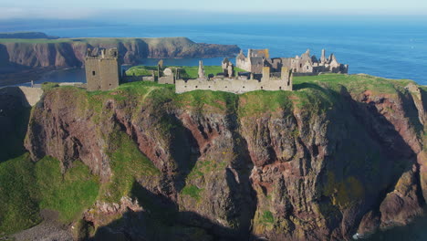 Impresionantes-Imágenes-Tomadas-Con-Un-Dron-Del-Castillo-De-Dunnottar-En-Un-Día-Soleado,-Stonehaven,-Escocia