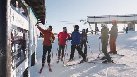 Skifahrer-Beobachten-Karte-Der-Skipiste-In-Schweden