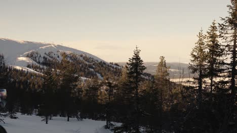 Wunderschöne-Aussicht-Auf-Die-Schwedische-Skipiste-Mit-Skifahrern-Und-Bergen-In-Schweden