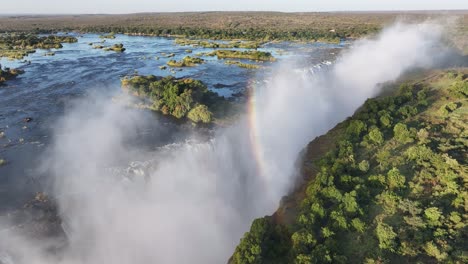 Regenbogen-Im-Wasserfall-Bei-Den-Victoriafällen-Im-Matabeleland-Im-Norden-Simbabwes