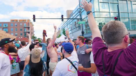 Una-Multitud-Vibrante-Celebra-El-Festival-Del-Orgullo-Bajo-El-Cielo-De-Verano.-La-Multitud,-Adornada-Con-Patrones-De-Arcoíris,-Se-Reúne-Bajo-El-Cielo-Abierto-Para-Celebrar-El-Orgullo-Gay.