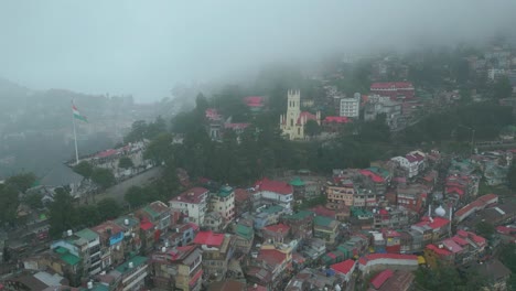 Vista-Aérea-De-La-Estación-De-Montaña-De-Shimla,-Calle-Comercial