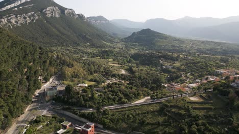 Hermoso-Pueblo-Rodeado-De-Paisajes-De-Montaña-Al-Amanecer-En-Cerdeña,-Italia