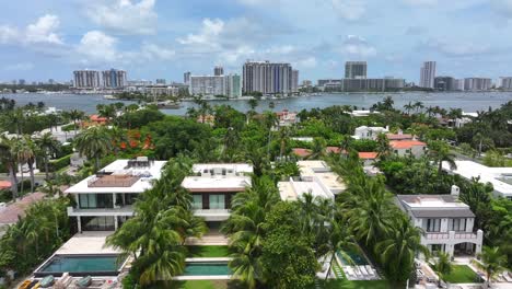 Casas-Frente-Al-Mar-En-Miami-Beach-Con-Muelles-Y-Barcos-Privados